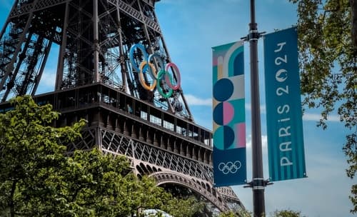 Paris,,France,-,June,8,2024:,The,Olympic,Rings,Installed defibrillator